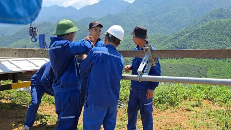VNPT khẩn trương lắp đặt trạm phát sóng phục vụ khu tái định cư của bà con làng Nủ