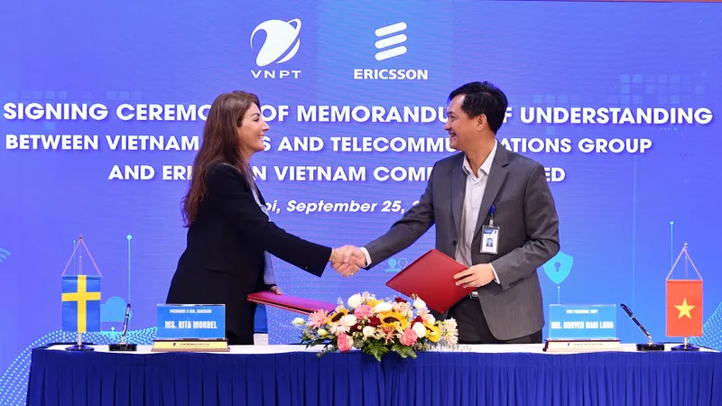 Đại diện Ericsson và VNPT ký kết hợp tác