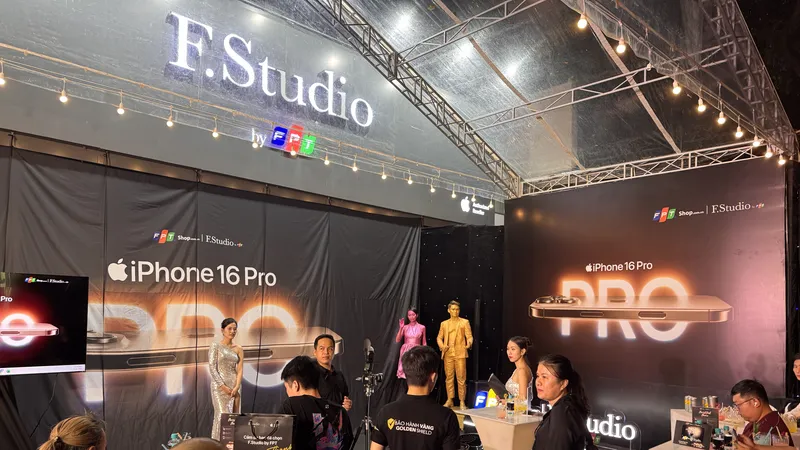 FPT Shop và F.Studio by FPT với hoạt động mở bán iPhone.