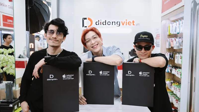Đinh Tiến Đạt, Liên Bỉnh Phát và các “Anh trai vượt ngàn chông gai”... cùng hẹn nhau lên đời iPhone 16