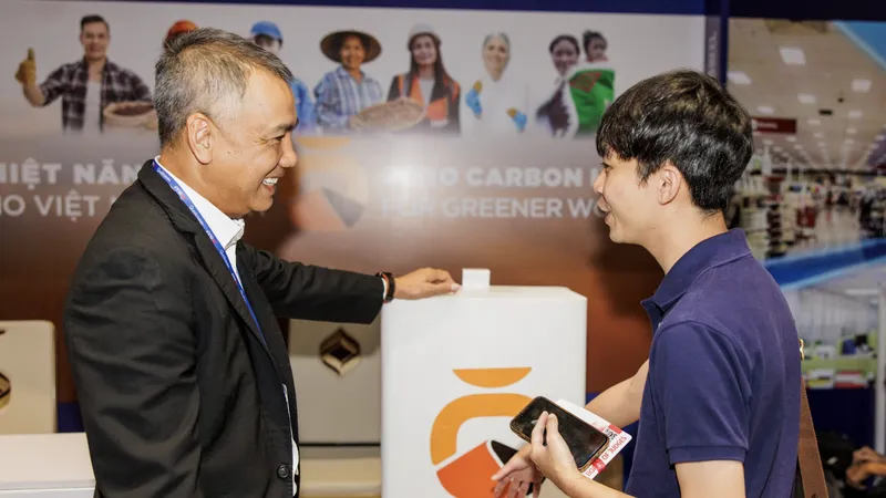 Ông Đồng Mai Lâm, Tổng Giám đốc Schneider Electric Việt Nam và Campuchia gặp gỡ đại diện startup Alterno Việt Nam