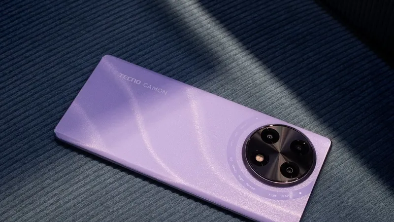 CAMON 30S với màu Tím Thiên Vân khá cuốn hút.