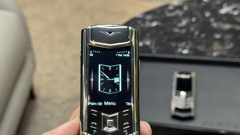 Chiếc điện thoại Vertu Signature đang được rao bán giá 5 triệu đồng