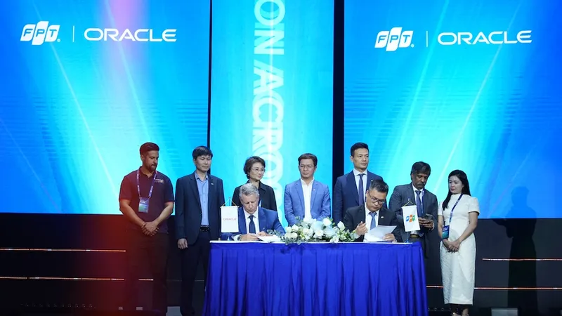 Đại diện FPT và Oracle ký kết hợp tác.