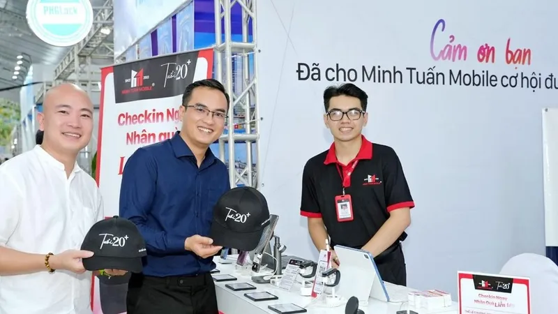 Khách hàng đến với Minh Tuấn Mobile tại Thu Duc Innovation Fest 2024