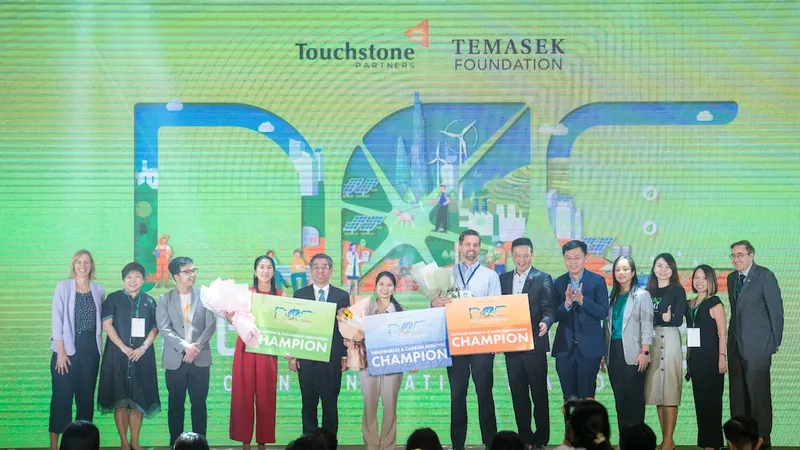 Ban tổ chức trao thưởng các đội tham dự Thách Thức Net Zero 2024
