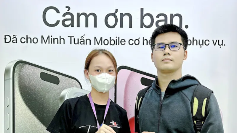 Khách hàng trúng thưởng khi mua sắm tại Minh Tuấn Mobile