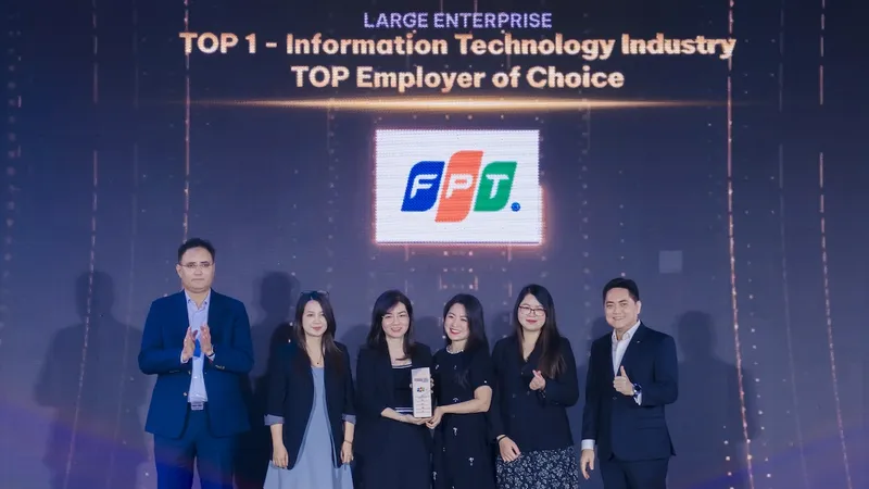 Đại diện Tập đoàn FPT nhận giải thưởng