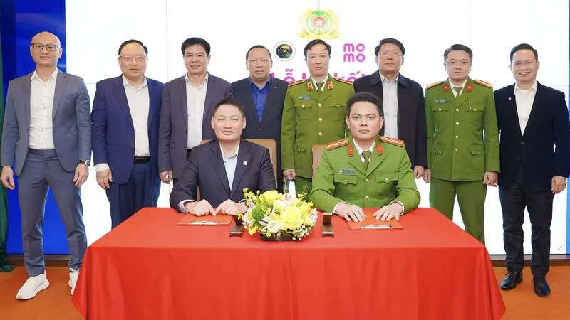 Đại diện MoMo và đại diện Trung tâm RAR ký kết hợp tác.