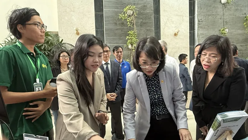 Phó Chủ tịch UBND TPHCM Trần Thị Diệu Thúy tham quan các gian hàng triển lãm tại WHISE 2024