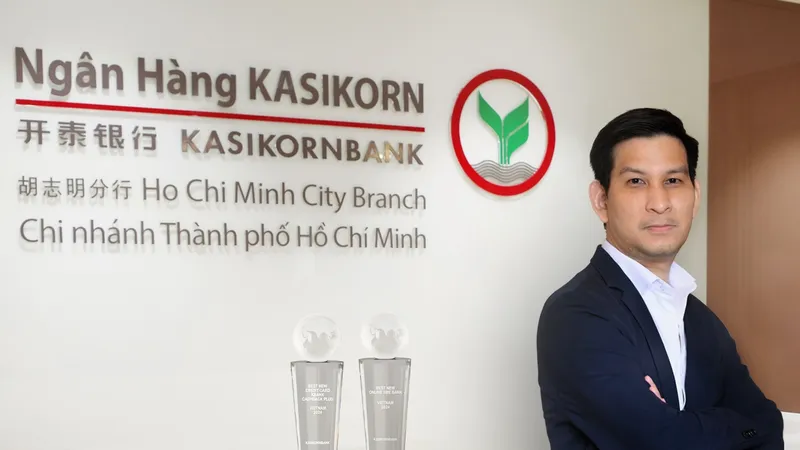 Ông Chatuporn Boozaya-Angool, Tổng giám đốc ngân hàng KBank TPHCM cùng hai giải thưởng.