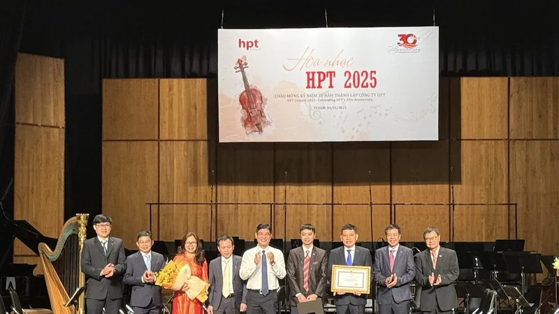 Tập thể HPT nhận bằng khen từ UBND TPHCM.