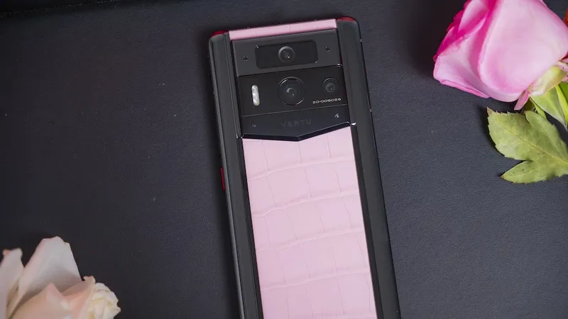Metavertu 2 Generation Pink Alligator Leader với điểm nhấn là mặt lưng được chế tác từ chất liệu quý hiếm, tông màu nữ tính không kém phần sang trọng. 