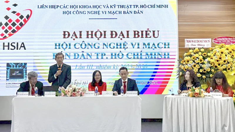 PGS.TS Nguyễn Văn Hiếu (đứng) được bầu làm Chủ tịch Hội Công nghệ vi mạch bán dẫn TPHCM