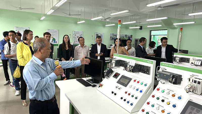 Đại diện Trường Cao đẳng Lý Tự Trọng giới thiệu Phòng đào tạo xuất sắc tại lễ khánh thành