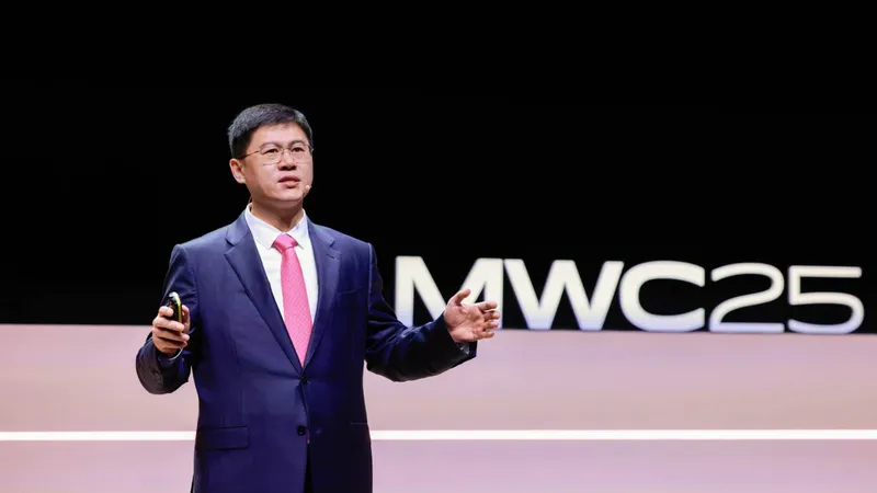 Ông Li Peng, Phó Chủ tịch cấp cao kiêm Chủ tịch Dịch vụ và kinh doanh thiết bị ICT của Huawei, phát biểu tại MWC Barcelona 2025