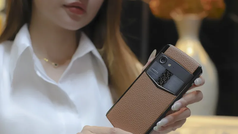 Vertu Aster P với nhận diện đặc trưng