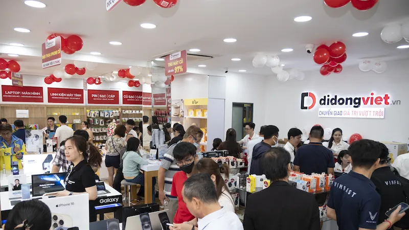 Khách hàng mua sắm tại Di Động Việt