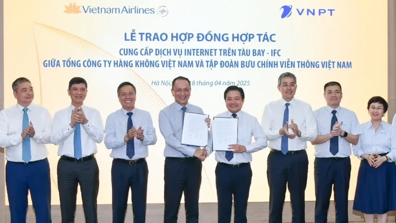 Tổng Giám đốc Tập đoàn VNPT Huỳnh Quang Liêm và Tổng Giám đốc Vietnam Airlines Lê Hồng Hà cùng trao hợp đồng hợp tác trước sự chứng kiến của quan khách hai bên.