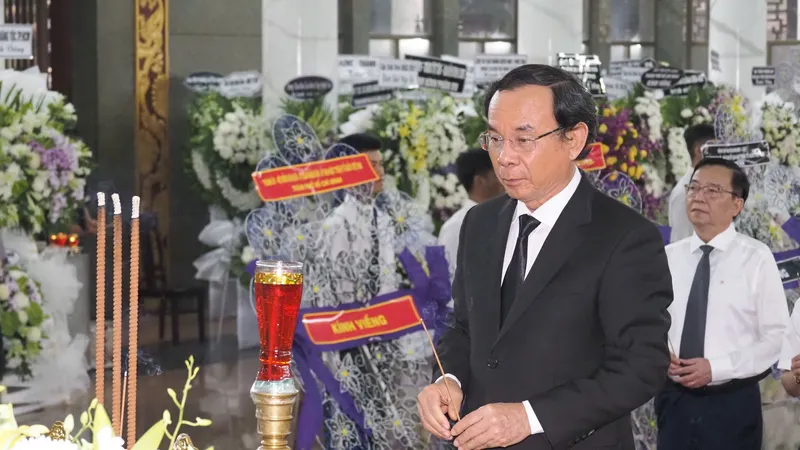 Bí thư Thành ủy TPHCM Nguyễn Văn Nên viếng Giáo sư, Tiến sĩ Đặng Lương Mô. Ảnh: HOÀNG HÙNG