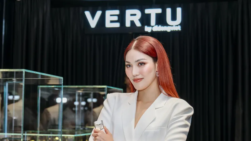 Siêu mẫu Lan Khuê với sản phẩm Vertu.