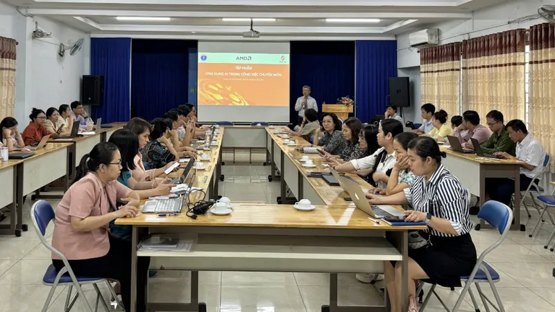 Cán bộ, công nhân viên Sở Y tế TPHCM tham gia lớp học ứng dụng AI vào công việc chuyên môn.