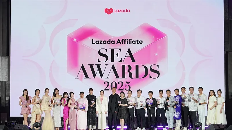 Các đối tác tiếp thị xuất sắc của Lazada Việt Nam nhận cúp tại lễ trao giải Lazada Affiliate Đông Nam Á 2025