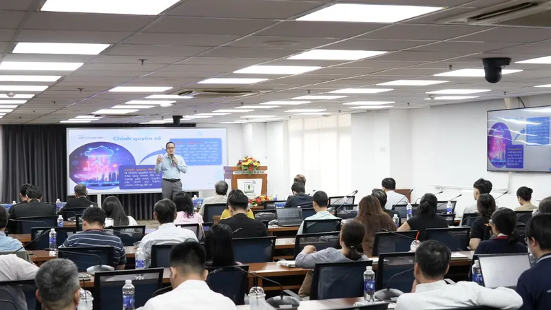 Ông Nguyễn Thanh Hòa, Phó Giám đốc Trung tâm Chuyển đổi số TPHCM phát biểu tại buổi toạ đàm