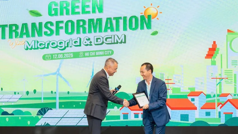 Ông Đồng Mai Lâm, Tổng Giám đốc Schneider Electric Việt Nam và Campuchia trao chứng chỉ EcoXpert DCIM cho lãnh đạo ESEC.