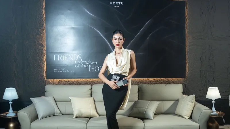 Vertu Quantum Flip với giá khởi điểm từ 159 triệu đồng