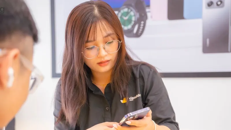 Khách hàng mua các sản phẩm công nghệ tại hệ thống cửa hàng Viện Di Động.
