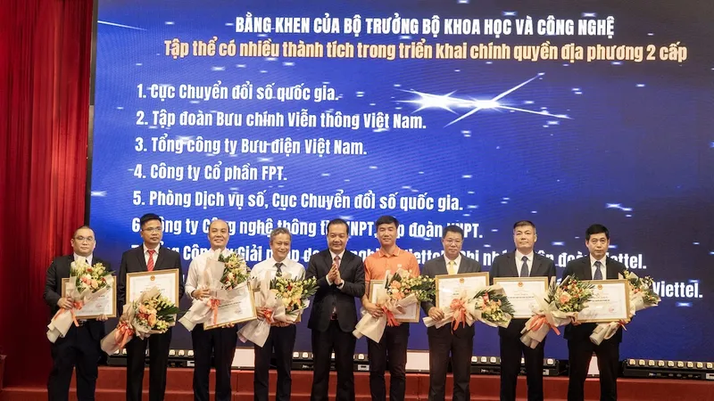 Đại diện FPT (áo cam) nhận bằng khen của Bộ KH-CN.