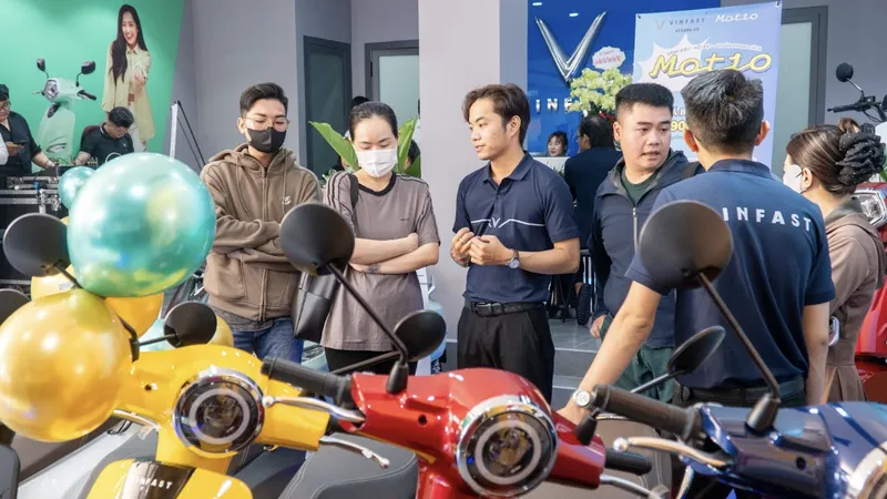 Khách hàng đến trải nghiệm xe máy điện trực tiếp tại VFXanh