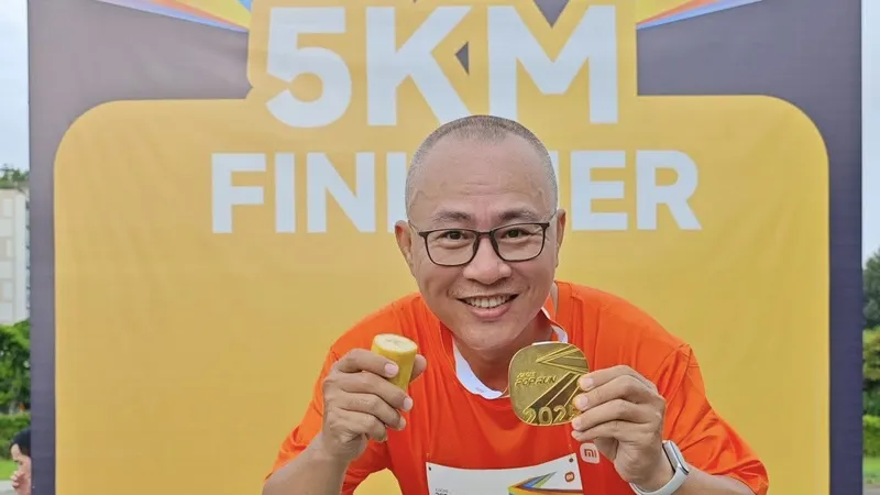 Một vận động viên tham dự Xiaomi POP Run với Xiaomi Smart Band 10 trên tay