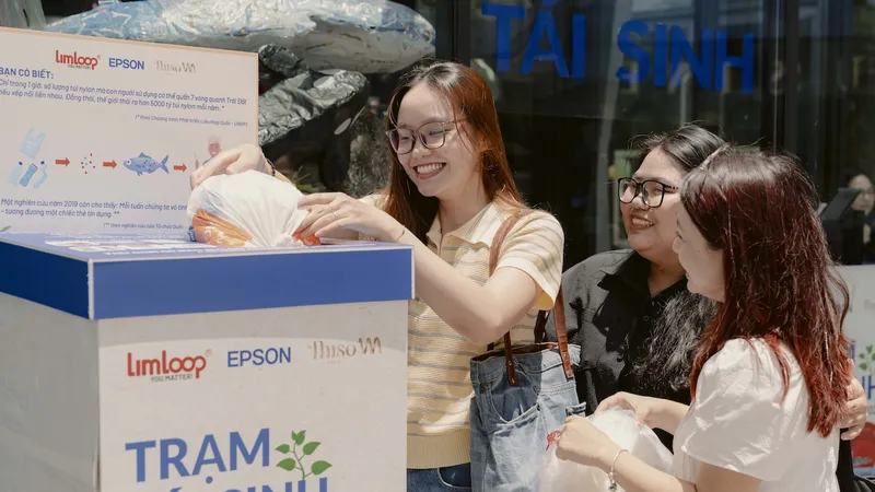 “Trạm Tái Sinh” với hoạt động thu gom thu gom bao nylon.