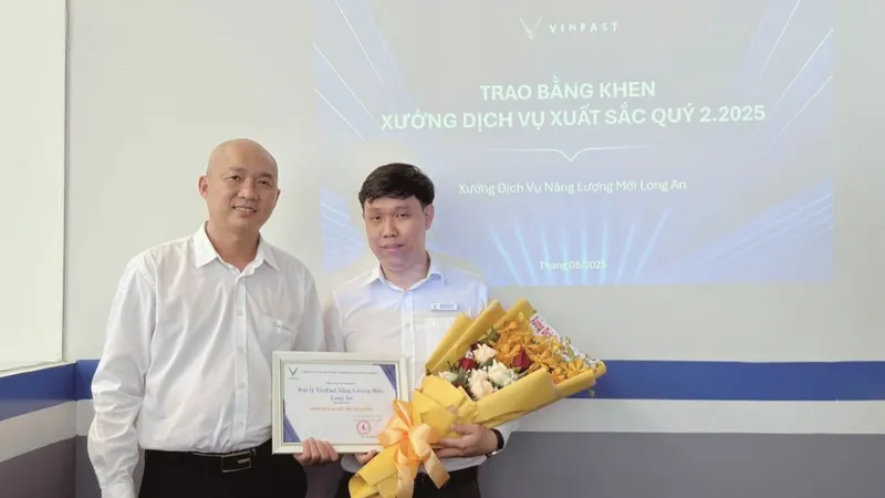 Đại diện VFXanh Long An 1 nhận bằng khen “Xưởng dịch vụ xuất sắc quý” II/2025.