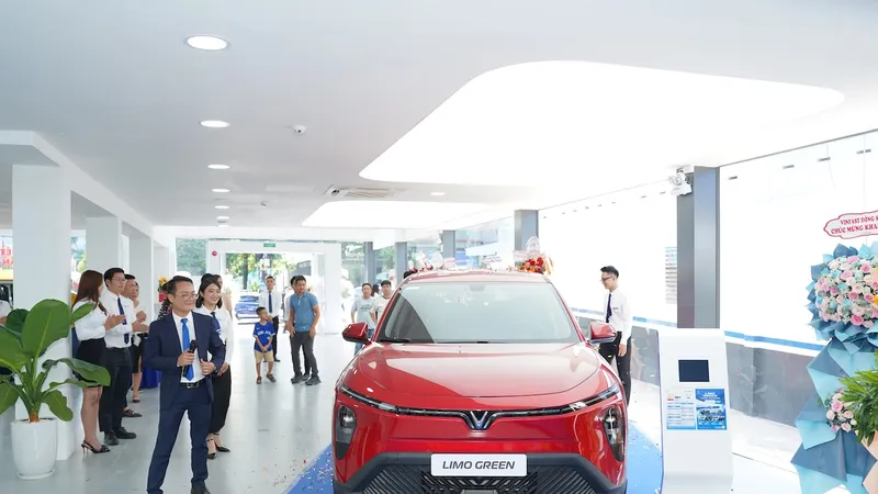 Showroom VFXanh Thủ Đức trưng bày mẫu xe VinFast Limo Green