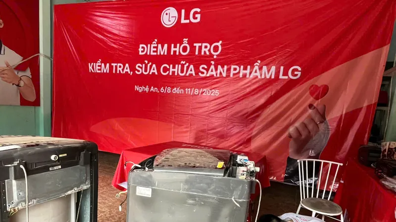 LG Electronics Việt Nam sửa chữa thiết bị điện tử cho đồng bào vùng bão lũ