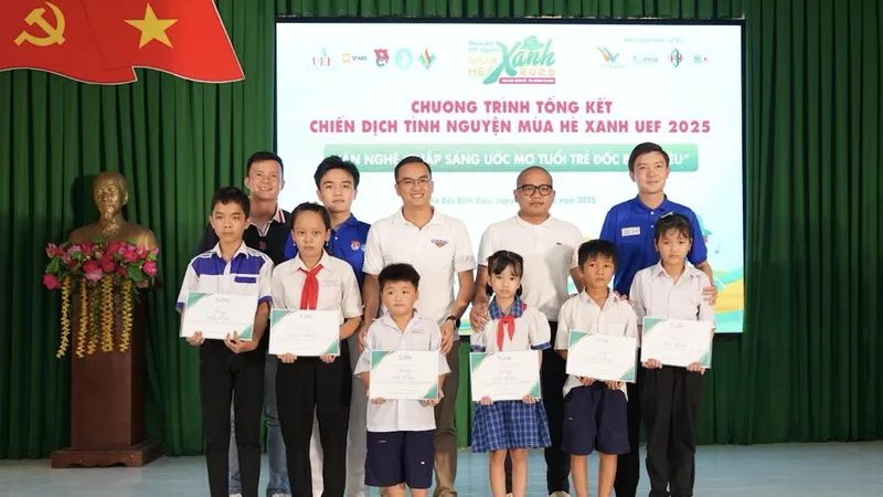 Đại diện Nha khoa Teennie Clinic trao tặng quà cho trẻ em tại xã Đốc Binh Kiều, Đồng Tháp