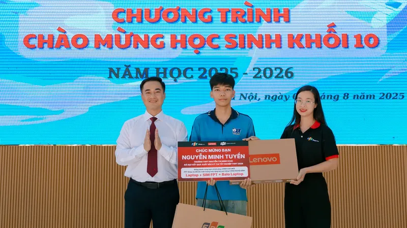 FPT Shop thường xuyên trao học bổng cho sinh viên nhân mùa tựu trường.