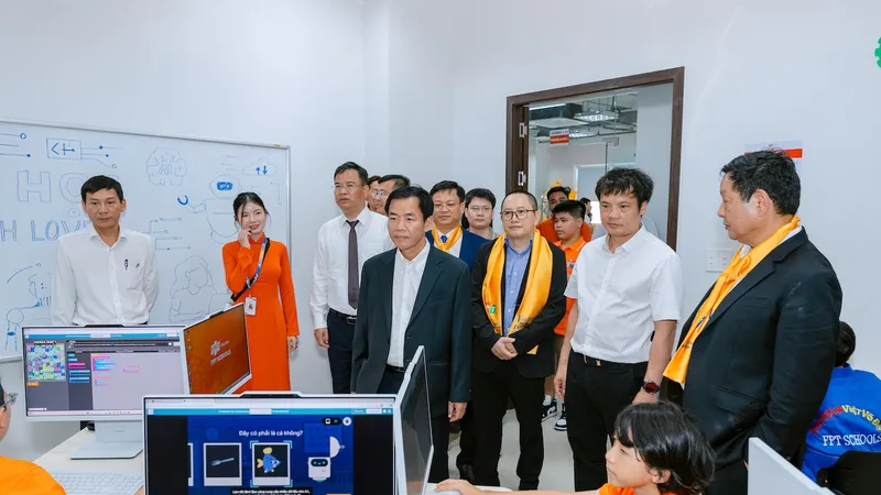 Lãnh đạo Thành phố Huế và Tập đoàn FPT cùng các đại biểu tham quan phòng học trong Tổ hợp.