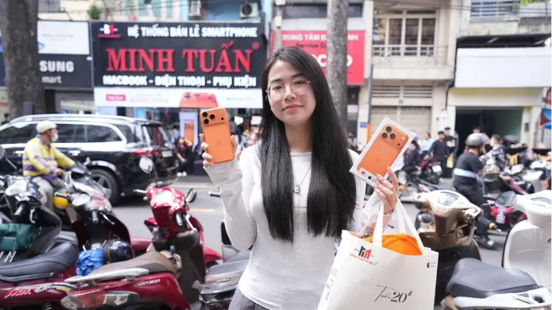 Người dùng Việt Nam vui vẻ nhận iPhone mới cùng lúc với thị trường thế giới