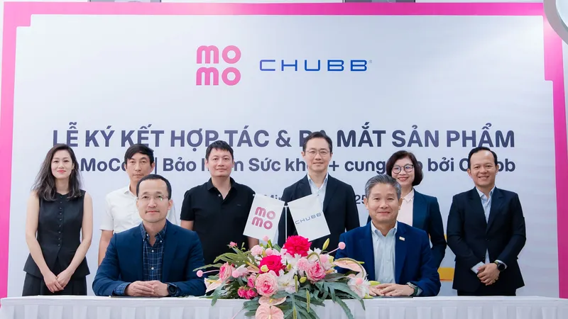 Đại diện MoMo và Chubb Life Việt Nam ký kết hợp tác