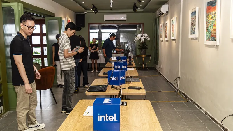 Intel trình diễn khả năng ứng dụng thực tế của các mẫu AI PC