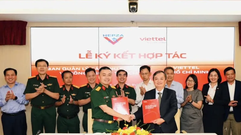 Đại diện Viettel TPHCM và HEPZA tại lễ ký kết hợp tác