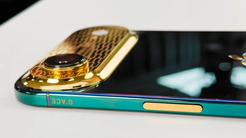 iPhone Air được chế tác có thể ánh lên màu xanh ngọc sáng rực hoặc xanh lục trầm lắng...