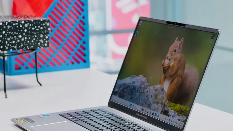 ASUS Expertbook tạo nên sự bền bỉ trong một thiết kế xuất sắc