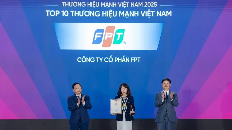 Đại diện tập đoàn FPT nhận giải thưởng