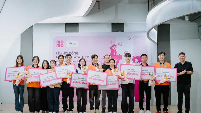 Tại Lễ Khởi động dự án, 10 bạn sinh viên đã nhận phần học bổng giá trị từ “Grow with MoMo”.