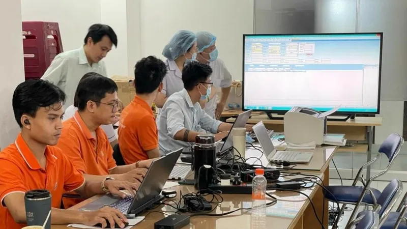 Kỹ sư FPT tập huấn triển khai bệnh án điện tử cho các bác sĩ tại bệnh viện